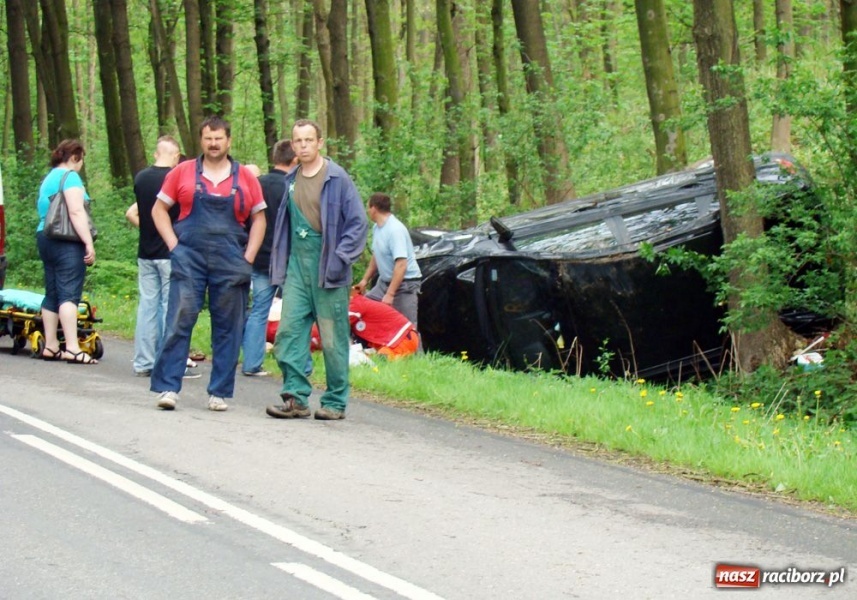 Zdjęcie w galerii na portalu naszraciborz.pl: Krowiarki-Sudół: auta wypadły z drogi wiadomości z regionu
