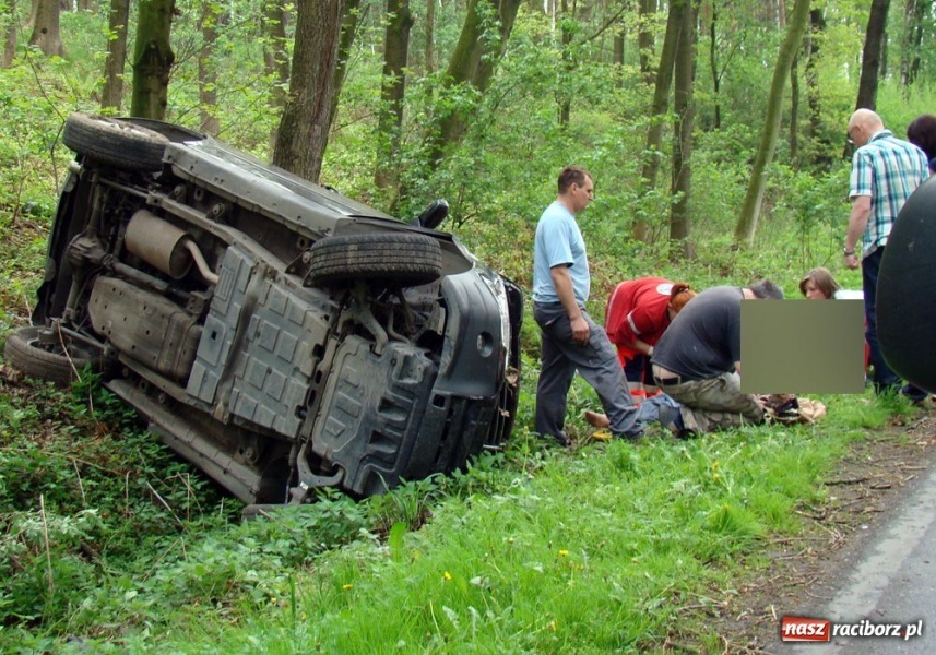 Zdjęcie w galerii na portalu naszraciborz.pl: Krowiarki-Sudół: auta wypadły z drogi wiadomości z regionu