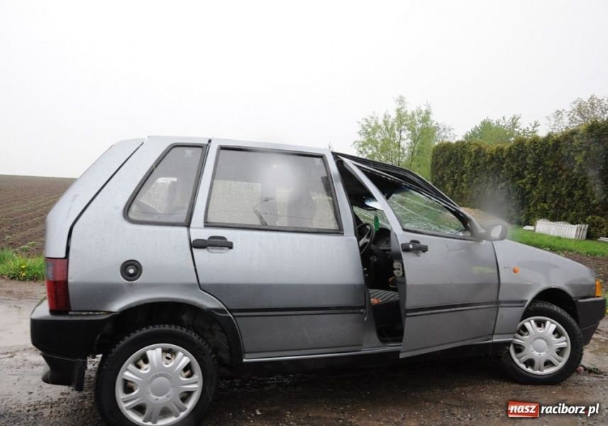 Zdjęcie w galerii na portalu naszraciborz.pl: Krowiarki-Sudół: auta wypadły z drogi wiadomości z regionu