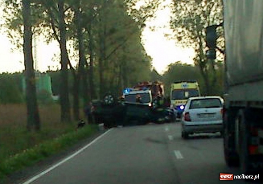 Zdjęcie w galerii na portalu naszraciborz.pl: W Małej Nędzy dachował nissan wiadomości z regionu