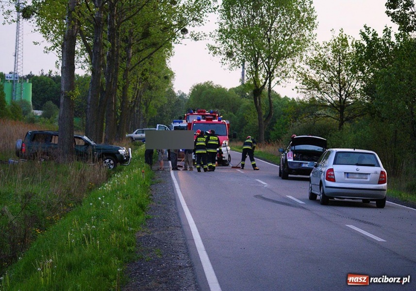 Zdjęcie w galerii na portalu naszraciborz.pl: W Małej Nędzy dachował nissan wiadomości z regionu