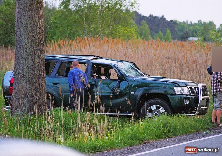 Zdjęcie w galerii na portalu naszraciborz.pl: W Małej Nędzy dachował nissan wiadomości z regionu