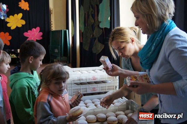 Zdjęcie w galerii na portalu naszraciborz.pl: Polacy i Czesi o pszczołach w SP-4 wiadomości z regionu