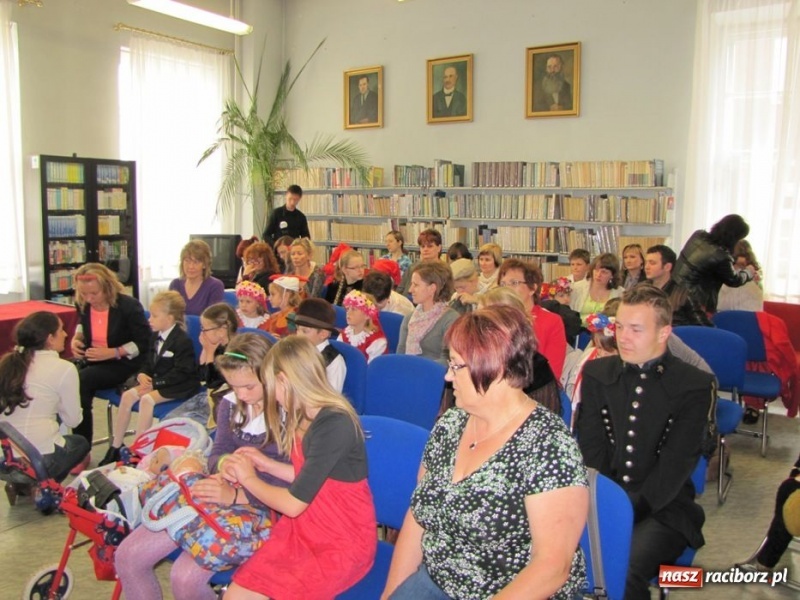 Zdjęcie w galerii na portalu naszraciborz.pl: W bibliotece godali po śląsku wiadomości z regionu