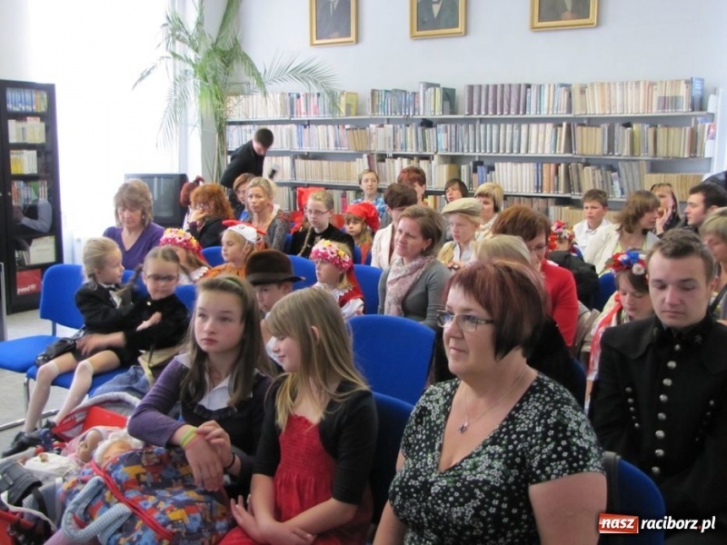 Zdjęcie w galerii na portalu naszraciborz.pl: W bibliotece godali po śląsku wiadomości z regionu