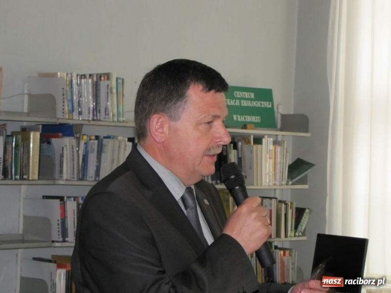 Zdjęcie w galerii na portalu naszraciborz.pl: W bibliotece godali po śląsku wiadomości z regionu