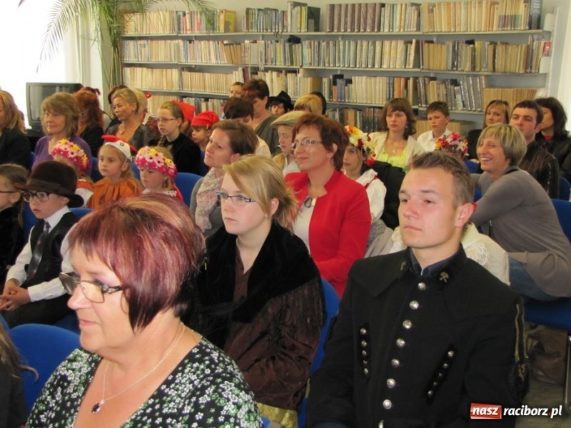 Zdjęcie w galerii na portalu naszraciborz.pl: W bibliotece godali po śląsku wiadomości z regionu