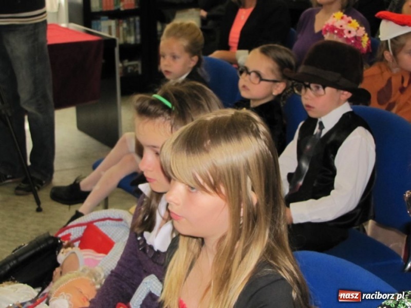 Zdjęcie w galerii na portalu naszraciborz.pl: W bibliotece godali po śląsku wiadomości z regionu