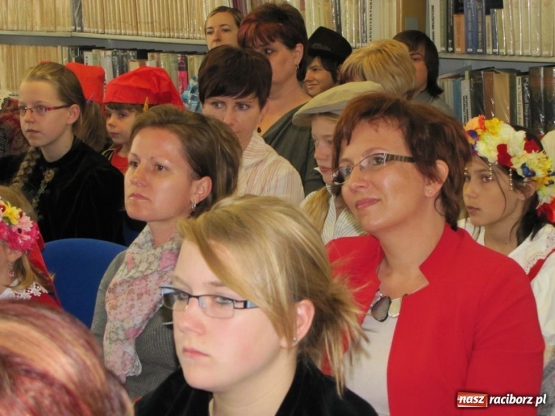 Zdjęcie w galerii na portalu naszraciborz.pl: W bibliotece godali po śląsku wiadomości z regionu