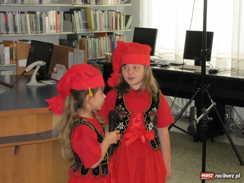 Zdjęcie w galerii na portalu naszraciborz.pl: W bibliotece godali po śląsku wiadomości z regionu