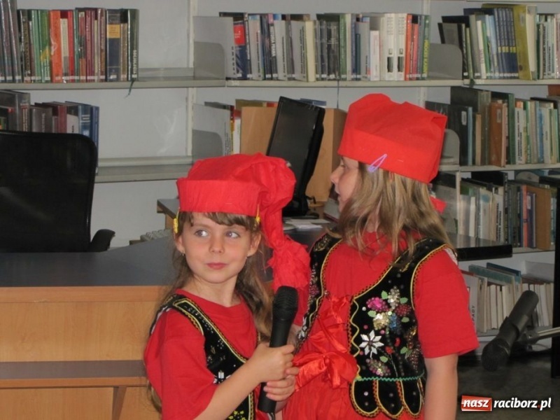 Zdjęcie w galerii na portalu naszraciborz.pl: W bibliotece godali po śląsku wiadomości z regionu