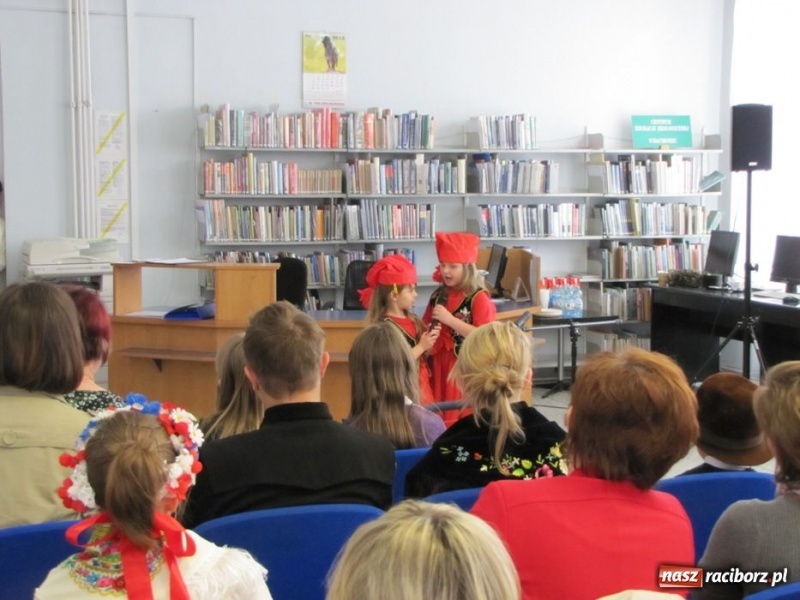 Zdjęcie w galerii na portalu naszraciborz.pl: W bibliotece godali po śląsku wiadomości z regionu