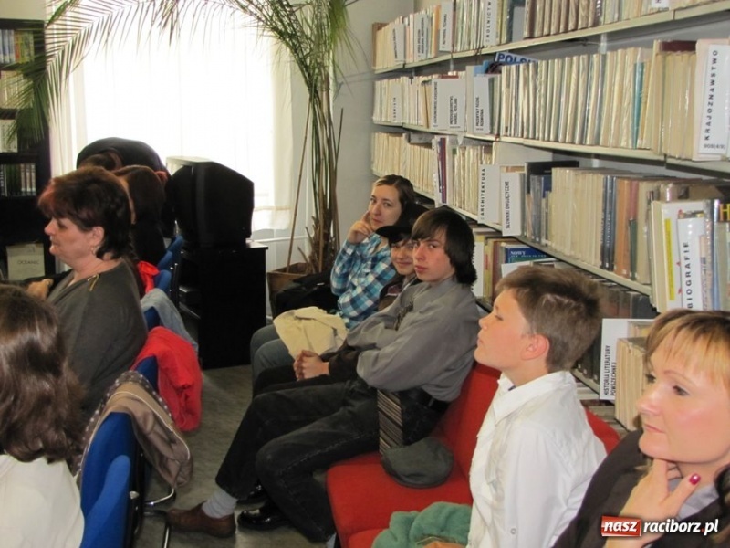 Zdjęcie w galerii na portalu naszraciborz.pl: W bibliotece godali po śląsku wiadomości z regionu