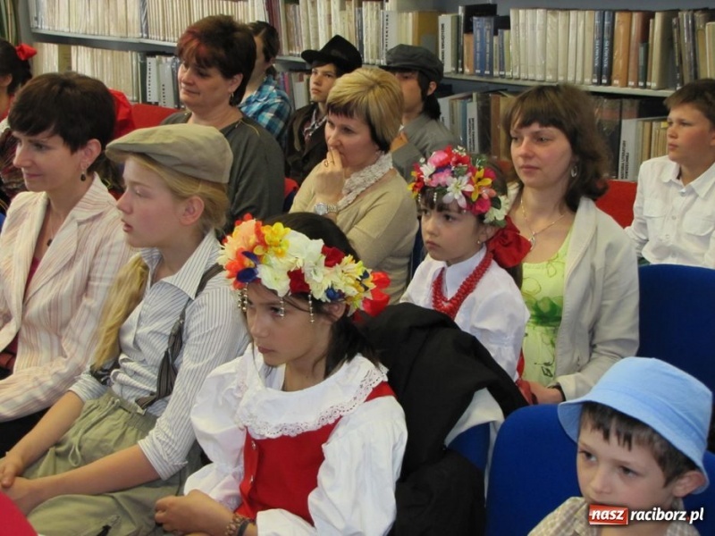 Zdjęcie w galerii na portalu naszraciborz.pl: W bibliotece godali po śląsku wiadomości z regionu