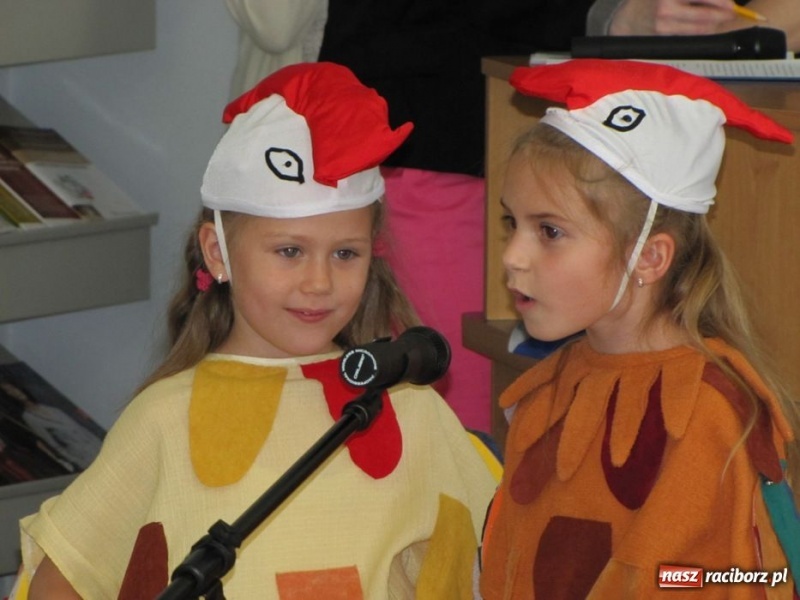 Zdjęcie w galerii na portalu naszraciborz.pl: W bibliotece godali po śląsku wiadomości z regionu