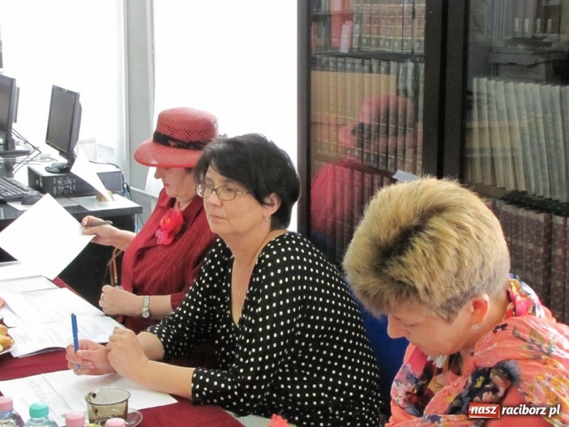 Zdjęcie w galerii na portalu naszraciborz.pl: W bibliotece godali po śląsku wiadomości z regionu