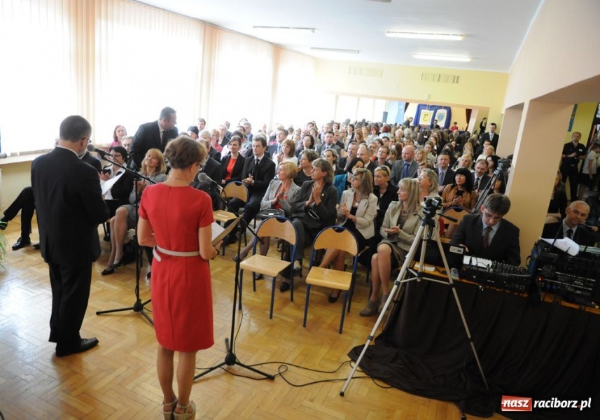 Zdjęcie w galerii na portalu naszraciborz.pl: Uroczyste nadanie sztandarów SP 18 i G 3 wiadomości z regionu