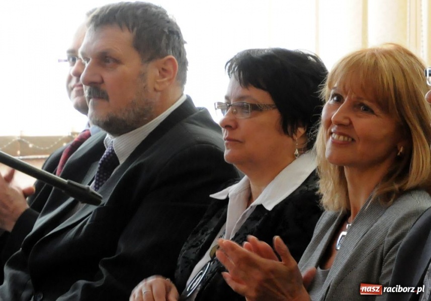 Zdjęcie w galerii na portalu naszraciborz.pl: Uroczyste nadanie sztandarów SP 18 i G 3 wiadomości z regionu