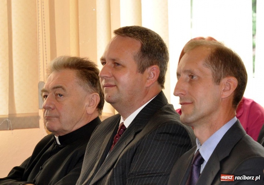 Zdjęcie w galerii na portalu naszraciborz.pl: Uroczyste nadanie sztandarów SP 18 i G 3 wiadomości z regionu