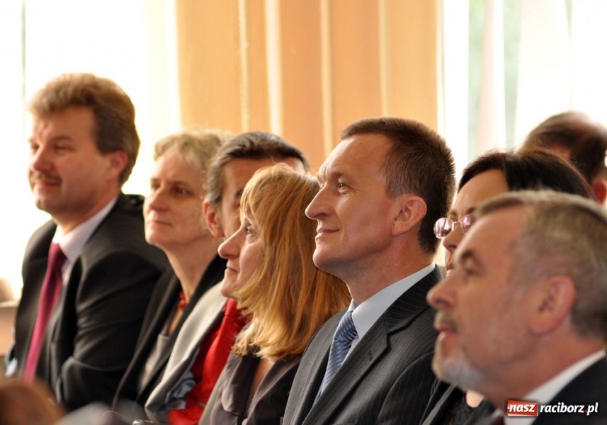 Zdjęcie w galerii na portalu naszraciborz.pl: Uroczyste nadanie sztandarów SP 18 i G 3 wiadomości z regionu