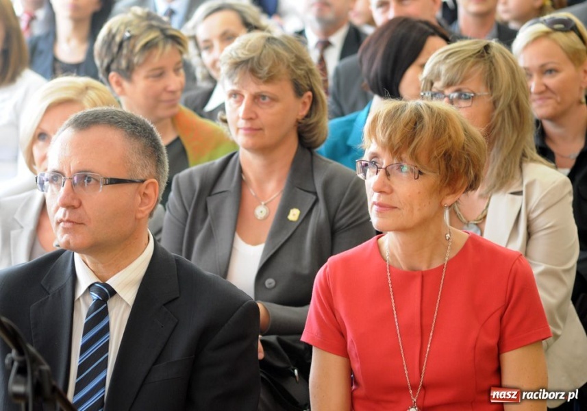 Zdjęcie w galerii na portalu naszraciborz.pl: Uroczyste nadanie sztandarów SP 18 i G 3 wiadomości z regionu