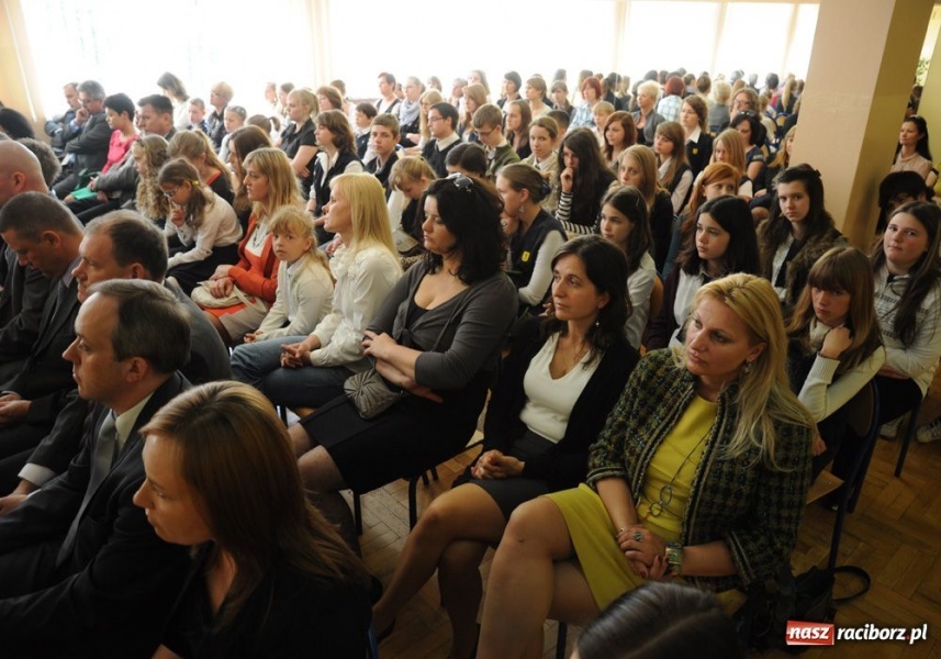 Zdjęcie w galerii na portalu naszraciborz.pl: Uroczyste nadanie sztandarów SP 18 i G 3 wiadomości z regionu