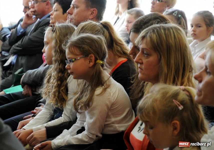 Zdjęcie w galerii na portalu naszraciborz.pl: Uroczyste nadanie sztandarów SP 18 i G 3 wiadomości z regionu