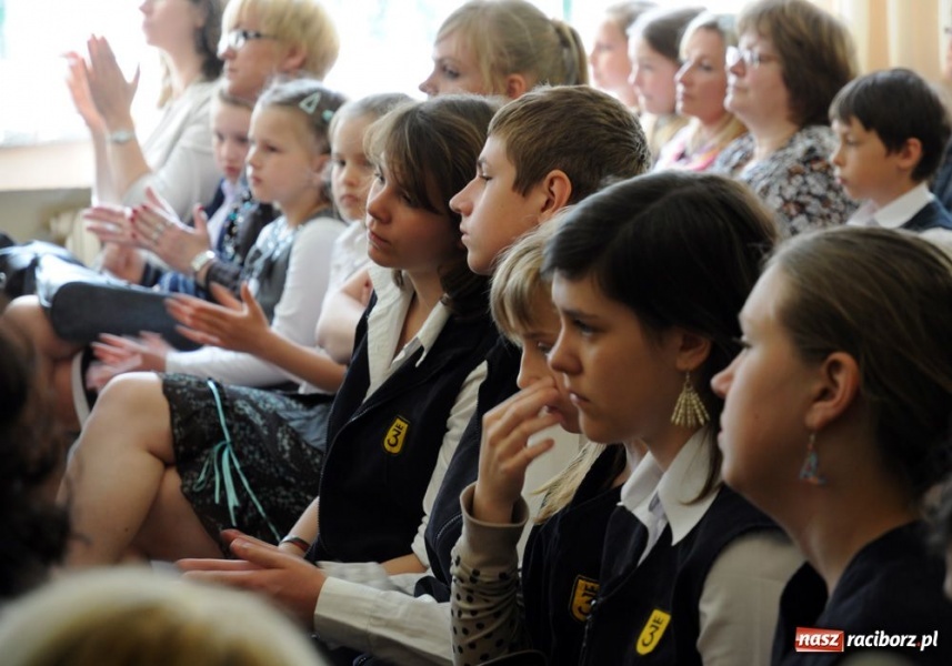 Zdjęcie w galerii na portalu naszraciborz.pl: Uroczyste nadanie sztandarów SP 18 i G 3 wiadomości z regionu
