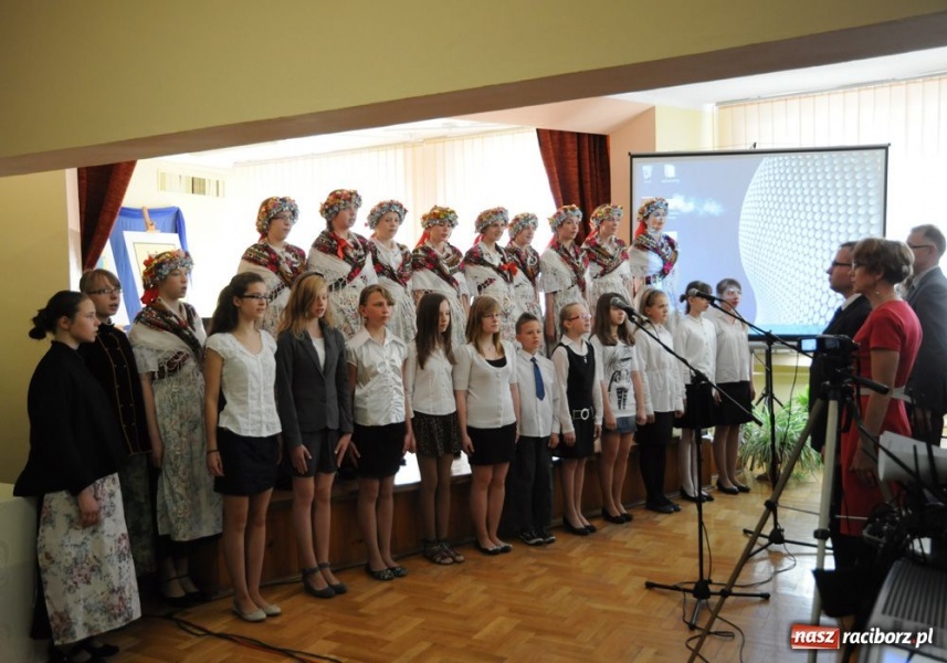 Zdjęcie w galerii na portalu naszraciborz.pl: Uroczyste nadanie sztandarów SP 18 i G 3 wiadomości z regionu