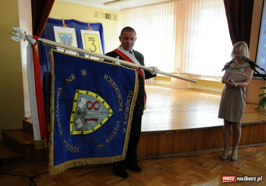 Zdjęcie w galerii na portalu naszraciborz.pl: Uroczyste nadanie sztandarów SP 18 i G 3 wiadomości z regionu