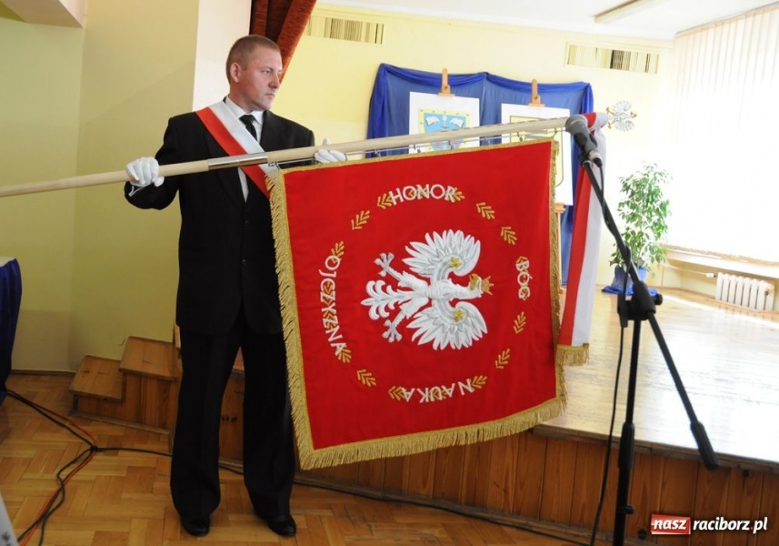 Zdjęcie w galerii na portalu naszraciborz.pl: Uroczyste nadanie sztandarów SP 18 i G 3 wiadomości z regionu