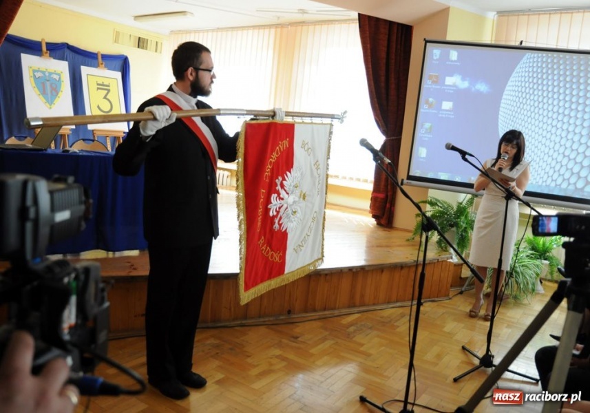Zdjęcie w galerii na portalu naszraciborz.pl: Uroczyste nadanie sztandarów SP 18 i G 3 wiadomości z regionu