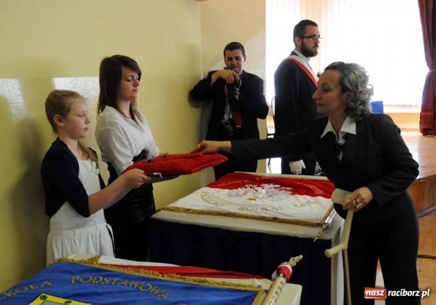 Zdjęcie w galerii na portalu naszraciborz.pl: Uroczyste nadanie sztandarów SP 18 i G 3 wiadomości z regionu