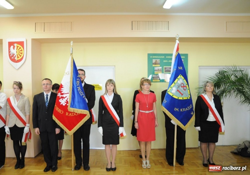 Zdjęcie w galerii na portalu naszraciborz.pl: Uroczyste nadanie sztandarów SP 18 i G 3 wiadomości z regionu