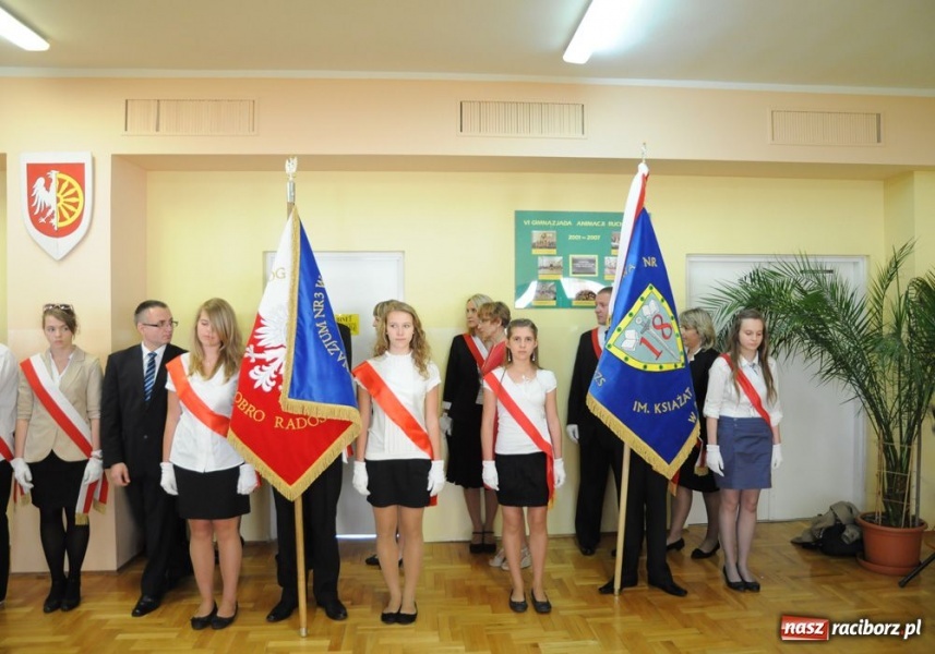 Zdjęcie w galerii na portalu naszraciborz.pl: Uroczyste nadanie sztandarów SP 18 i G 3 wiadomości z regionu
