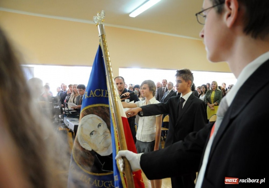 Zdjęcie w galerii na portalu naszraciborz.pl: Uroczyste nadanie sztandarów SP 18 i G 3 wiadomości z regionu