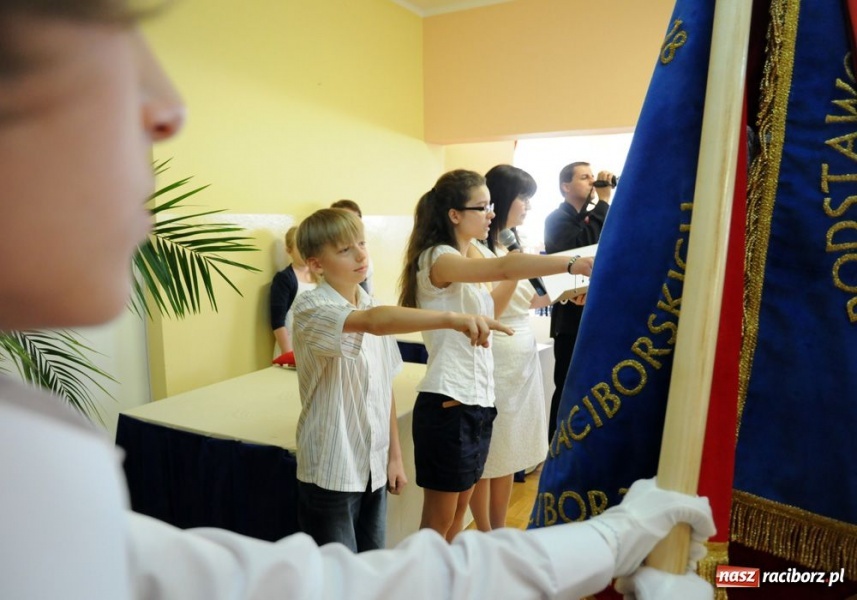 Zdjęcie w galerii na portalu naszraciborz.pl: Uroczyste nadanie sztandarów SP 18 i G 3 wiadomości z regionu