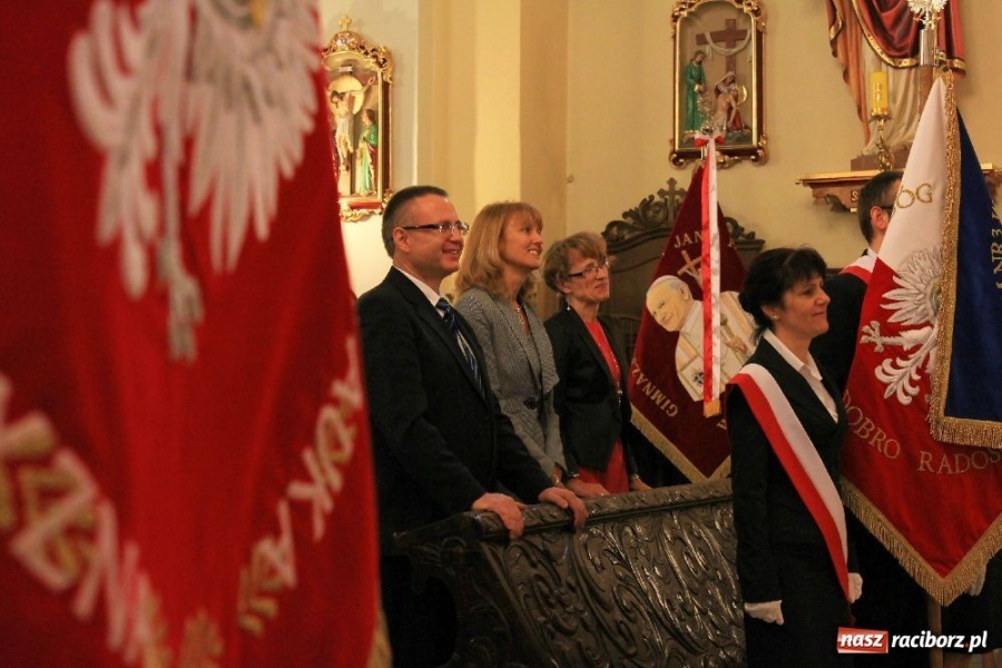 Zdjęcie w galerii na portalu naszraciborz.pl: Uroczyste nadanie sztandarów SP 18 i G 3 wiadomości z regionu