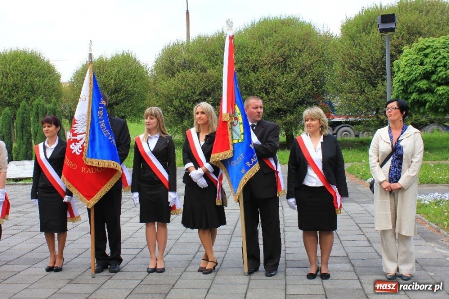 Zdjęcie w galerii na portalu naszraciborz.pl: Uroczyste nadanie sztandarów SP 18 i G 3 wiadomości z regionu