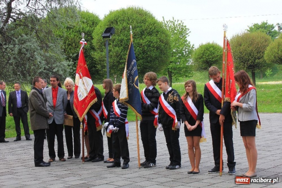 Zdjęcie w galerii na portalu naszraciborz.pl: Uroczyste nadanie sztandarów SP 18 i G 3 wiadomości z regionu