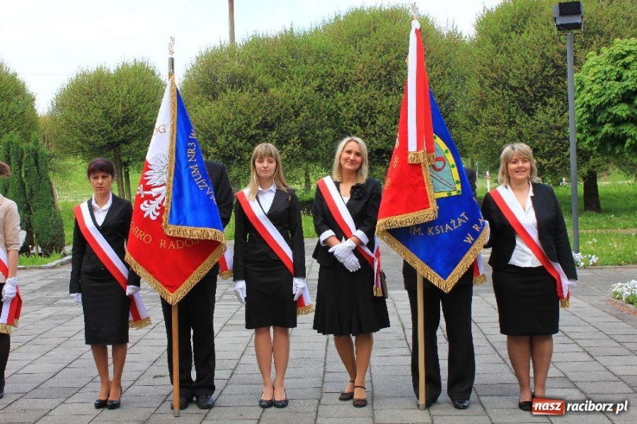 Zdjęcie w galerii na portalu naszraciborz.pl: Uroczyste nadanie sztandarów SP 18 i G 3 wiadomości z regionu