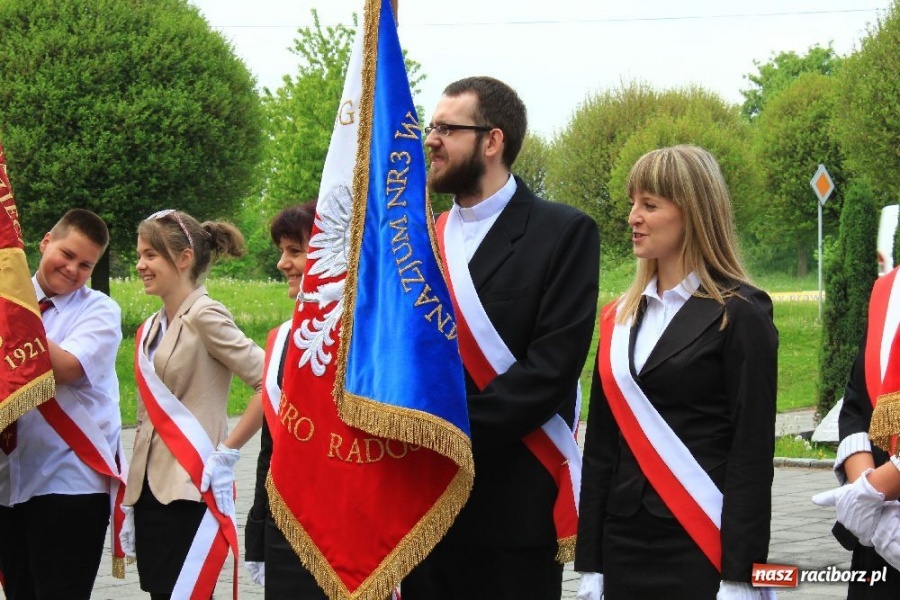Zdjęcie w galerii na portalu naszraciborz.pl: Uroczyste nadanie sztandarów SP 18 i G 3 wiadomości z regionu