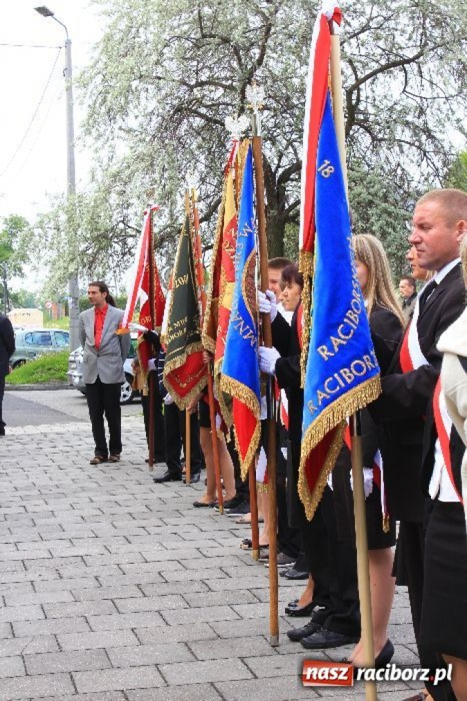 Zdjęcie w galerii na portalu naszraciborz.pl: Uroczyste nadanie sztandarów SP 18 i G 3 wiadomości z regionu