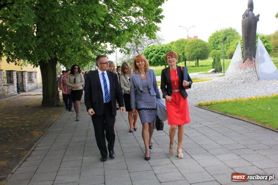 Zdjęcie w galerii na portalu naszraciborz.pl: Uroczyste nadanie sztandarów SP 18 i G 3 wiadomości z regionu