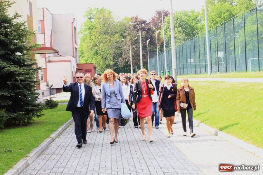 Zdjęcie w galerii na portalu naszraciborz.pl: Uroczyste nadanie sztandarów SP 18 i G 3 wiadomości z regionu