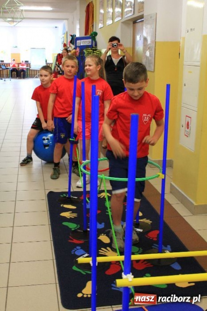 Zdjęcie w galerii na portalu naszraciborz.pl: Uroczyste nadanie sztandarów SP 18 i G 3 wiadomości z regionu