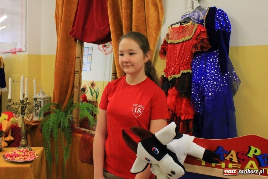 Zdjęcie w galerii na portalu naszraciborz.pl: Uroczyste nadanie sztandarów SP 18 i G 3 wiadomości z regionu