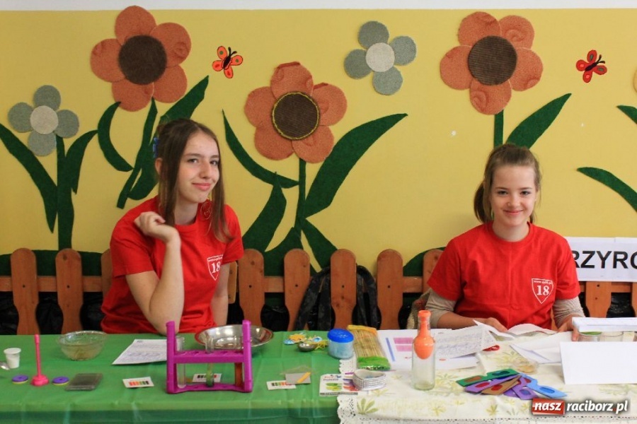 Zdjęcie w galerii na portalu naszraciborz.pl: Uroczyste nadanie sztandarów SP 18 i G 3 wiadomości z regionu