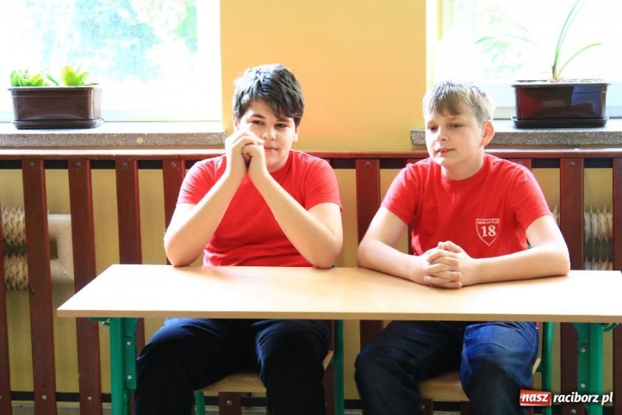 Zdjęcie w galerii na portalu naszraciborz.pl: Uroczyste nadanie sztandarów SP 18 i G 3 wiadomości z regionu