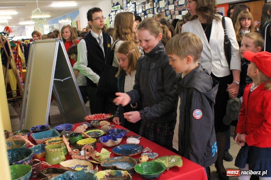 Zdjęcie w galerii na portalu naszraciborz.pl: Uroczyste nadanie sztandarów SP 18 i G 3 wiadomości z regionu